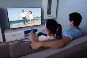 Téléviseur diffusant un film dans un salon